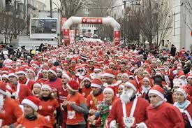 Image représentant des personnes déguisés en Père Noel pour la corrida